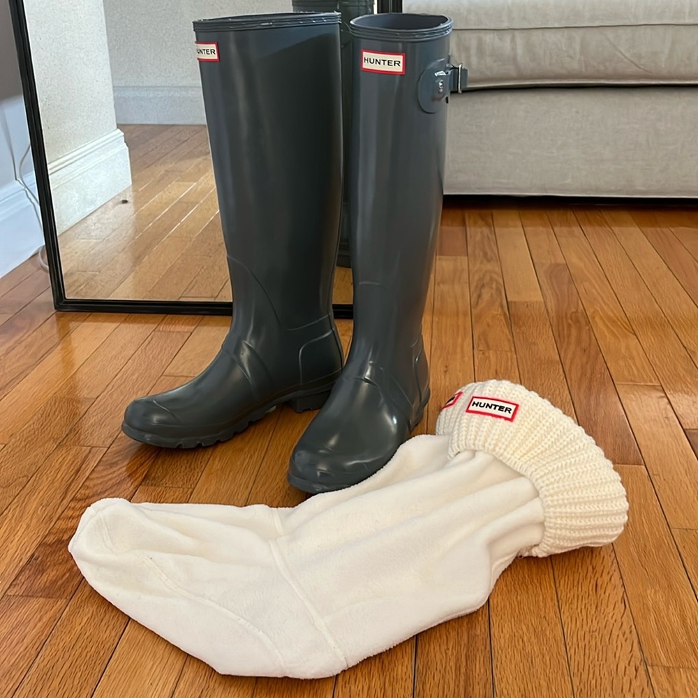 HUNTER rain boots and socks. Gloss finish, gray boot, cream sock. 8M